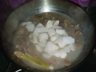 8、#食二星座# 牛肉萝卜粉丝汤,待牛肉炖至8成熟时加入萝卜，加盖煮开后转小火