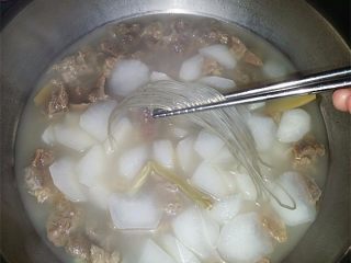 9、#食二星座# 牛肉萝卜粉丝汤,待萝卜浮起时放入山芋粉丝