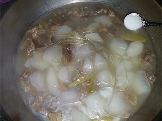 10、#食二星座# 牛肉萝卜粉丝汤,再次煮开后调入食盐