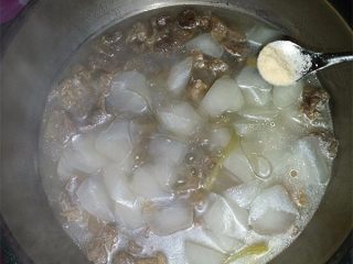 11、#食二星座# 牛肉萝卜粉丝汤,加入适量鸡粉