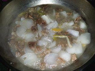 12、#食二星座# 牛肉萝卜粉丝汤,拌匀后关火即可