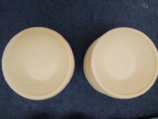 1、葡萄干蛋挞,先准备好蛋挞皮