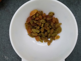 8、葡萄干蛋挞,准备一小碗葡萄干