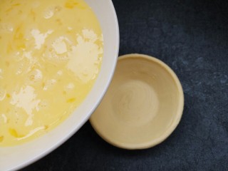 15、葡萄干蛋挞,倒入蛋挞皮里