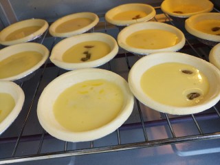 19、葡萄干蛋挞,入烤箱200度,上下火,烤25分钟