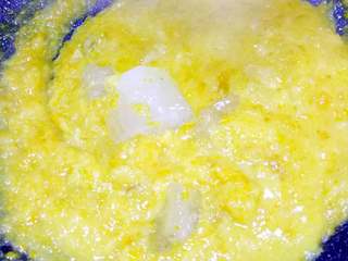 4、自制金桔酱,4:放入料理机打成金桔泥，不用加水，然后倒入不粘锅中大火烧????开，蒸发多余的水分后放入冰糖开始熬。注意过程中需要不停的搅动，直至冰糖完全融化。