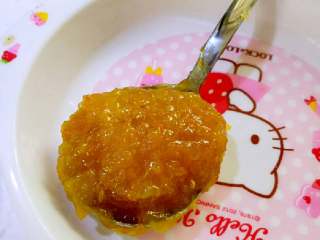 5、自制金桔酱,5:继续熬煮颜色变深，呈现粘稠的酱的状态就可以了。