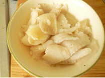 1、家庭版水煮鱼,将鱼切片，加入佐料A，将鱼腌至10分钟