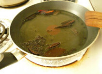 2、家庭版水煮鱼,五香油：将油小火烧热后加入B，等到辣椒变色后撤火，将炸出味道的佐料捞出不用