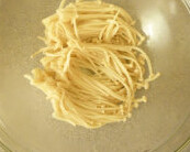 3、家庭版水煮鱼,另一个炤热水，将金针菇烫一遍捞起，放在盛鱼的碗里