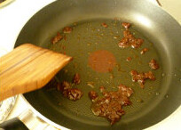 4、家庭版水煮鱼,在锅里加入3勺五香油，加入1勺郫县豆瓣炒出红油