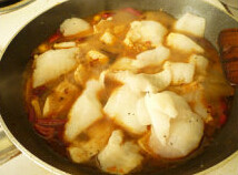 6、家庭版水煮鱼,加入热水，煮沸后加入糖、酱油，料酒调味，然后一片片放入腌好的鱼片。