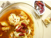 7、家庭版水煮鱼,煮个2、3分钟就可以出锅的，浇在烫好的金针菇上面即可