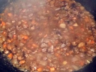 13、儿童牛肉香菇肉酱,煮沸，收汁。
