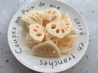 2、＃感恩节食谱＃莲藕排骨汤,剁成小块