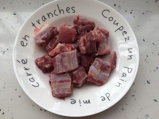 4、＃感恩节食谱＃莲藕排骨汤,排骨一根剁小块