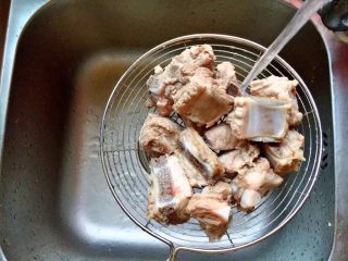 6、＃感恩节食谱＃莲藕排骨汤,捞出冲洗干净