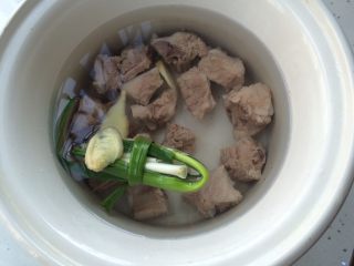 9、＃感恩节食谱＃莲藕排骨汤,放入姜片，葱结