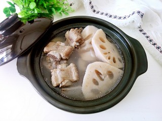 15、＃感恩节食谱＃莲藕排骨汤,盛出就可以食用啦，排骨鲜美，莲藕软糯，味道特别棒