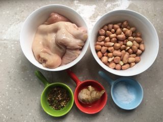 1、花生猪肚汤,备好所有食材,猪肚、花生米、胡椒、花椒、姜、盐等。