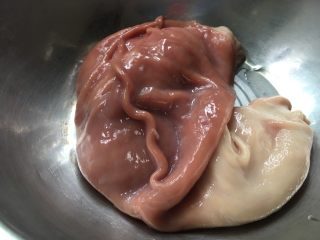 3、花生猪肚汤,搓抓至表面无粘液,用水冲洗就干净了,洗干净的猪肚一点味道都没有。