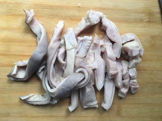 6、花生猪肚汤,捞出的猪肚切成1CM左右宽、6CM左右长的条。