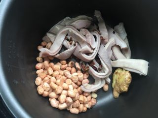 7、花生猪肚汤,一次性加入所有食材猪肚条、花生米、花椒、胡椒、姜块等在电压锅里,花生米、花椒、姜块等提前洗净,姜、胡椒要拍烂了加入、煲汤才能入味。