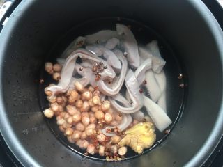 8、花生猪肚汤,加入适量的水,水以淹过食材后1-2CM的高度为宜。
