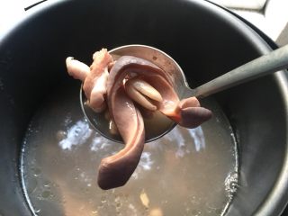 11、花生猪肚汤,煲熟的猪肚很脆爽、不烂,花生米软糯适口。