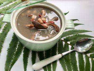 13、花生猪肚汤,猪肚子和花生,都是很好的滋补身体的食材,可以清肺,还可以补血。