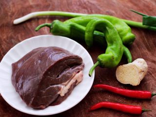 1、土匪猪肝,首先备齐所有的食材。