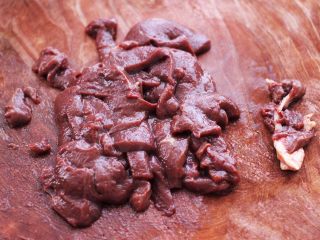 2、土匪猪肝,把猪肝用刀切成薄片。