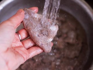 4、土匪猪肝,把浸泡好的猪肝再用自来水冲洗干净。