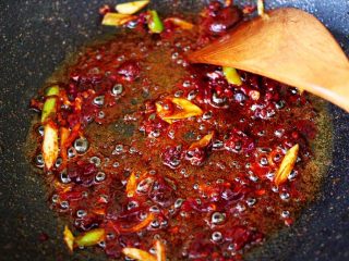 9、土匪猪肝,小火慢慢把郫县豆瓣酱炒出红油。