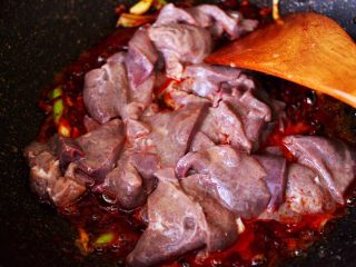 10、土匪猪肝,加入抓匀的猪肝。