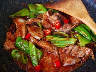 16、土匪猪肝,加入青尖椒和小米椒。