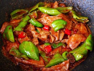 17、土匪猪肝,大火翻炒均匀即可关火，香辣可口的土匪猪肝就出锅咯。