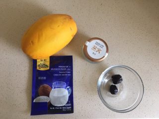 1、美人汤（木瓜炖燕窝）,翻腾出来的食材。如果有椰奶更好