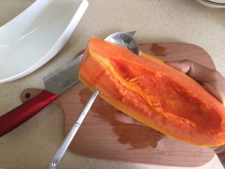 12、美人汤（木瓜炖燕窝）,用勺挖肉肉粗来