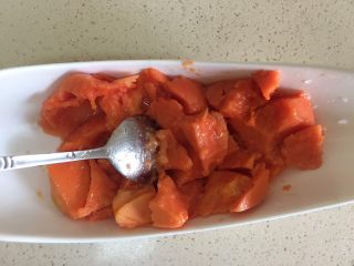 13、美人汤（木瓜炖燕窝）,用勺子稍微弄碎一些