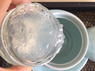 16、美人汤（木瓜炖燕窝）,燕窝倒入碗内 我100克的燕窝到在了两个碗内