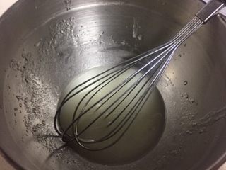 1、蓝天白云蛋糕卷,水和油搅拌混合均匀，就是常说的乳化过程。