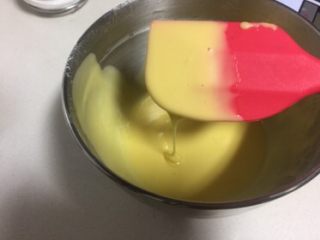 4、蓝天白云蛋糕卷,蛋黄放入蛋糊里搅拌均匀。