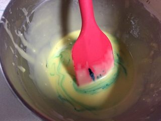 6、蓝天白云蛋糕卷,加入几滴天蓝色的色素在蛋黄糊里。