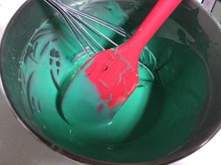 7、蓝天白云蛋糕卷,把色素和蛋黄糊混合均匀。