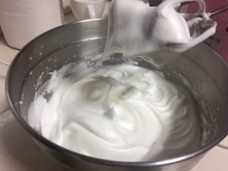 8、蓝天白云蛋糕卷,细砂糖分三次加入蛋清打发至湿性发泡，提起打蛋器，打蛋头呈大弯钩状态。