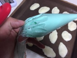 13、蓝天白云蛋糕卷,取出30克兰色蛋糕糊装入裱花袋。