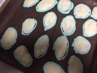 14、蓝天白云蛋糕卷,烤好的白云块外围挤一圈兰色蛋糕糊。