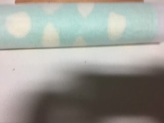 19、蓝天白云蛋糕卷,用擀面杖卷起油纸，顺势卷起蛋糕。