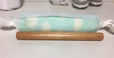 20、蓝天白云蛋糕卷,油纸包裹好入冰箱冷藏半小时以上定型，即可取出切片享用。